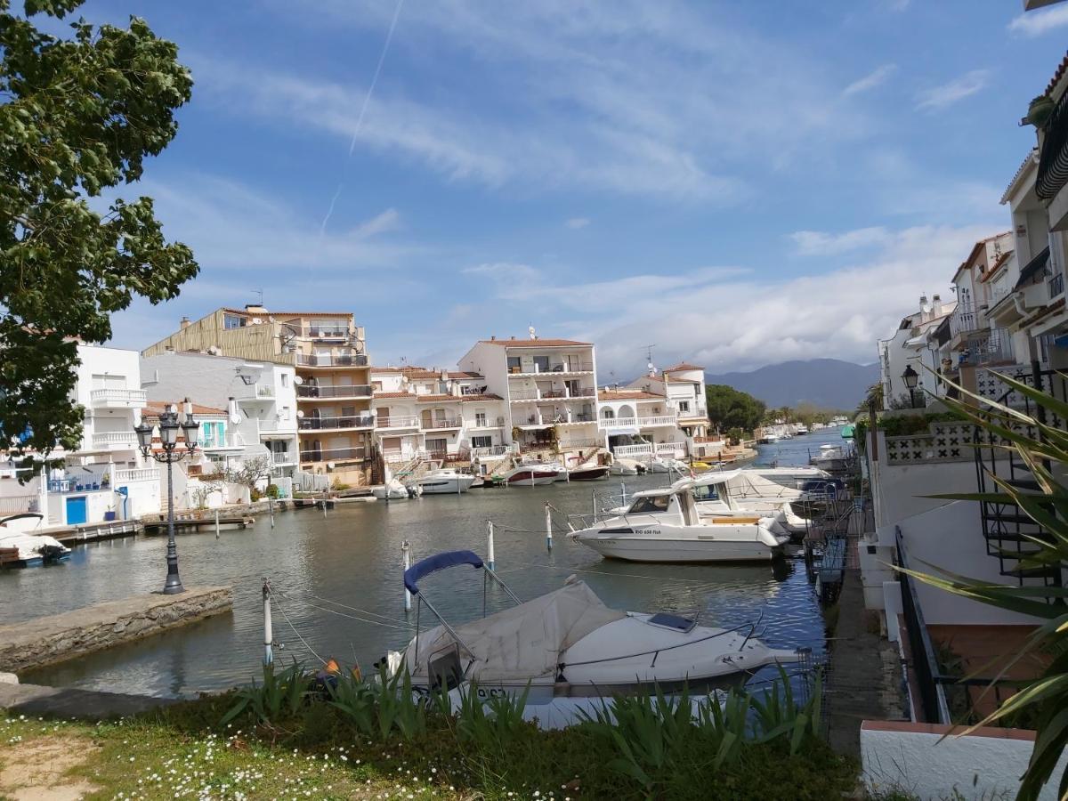 Estudi Amb Vistes Al Canal Apartman Empuriabrava Kültér fotó
