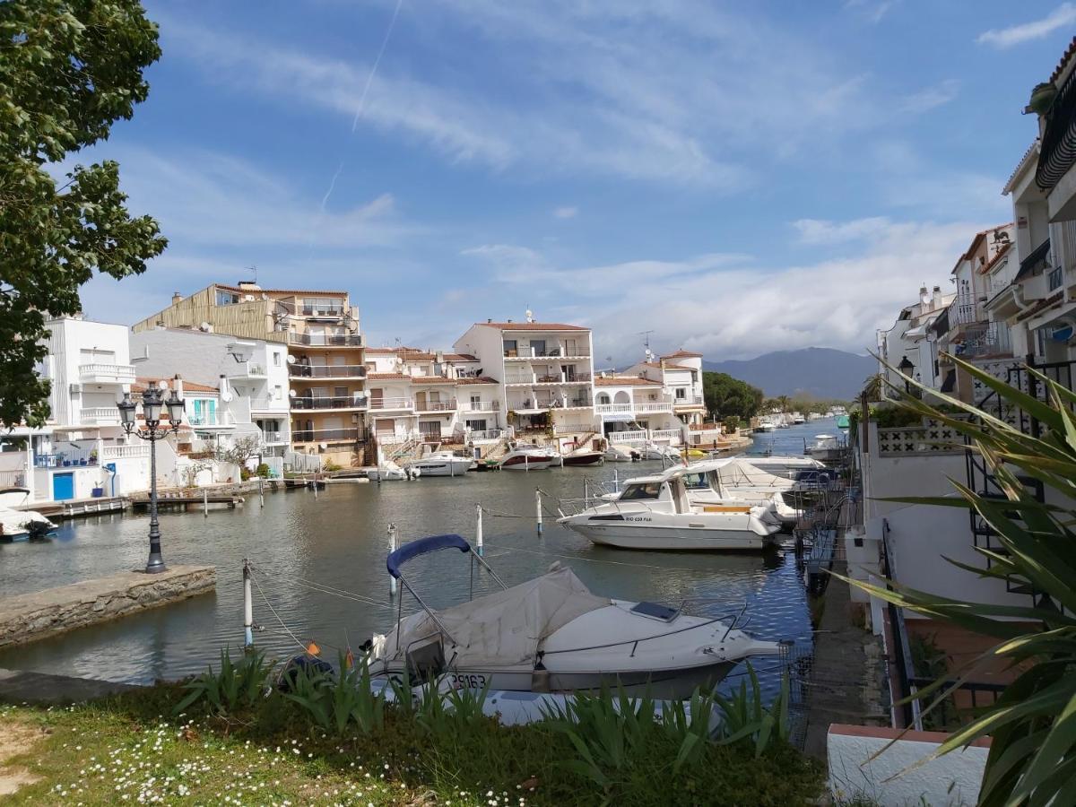 Estudi Amb Vistes Al Canal Apartman Empuriabrava Kültér fotó